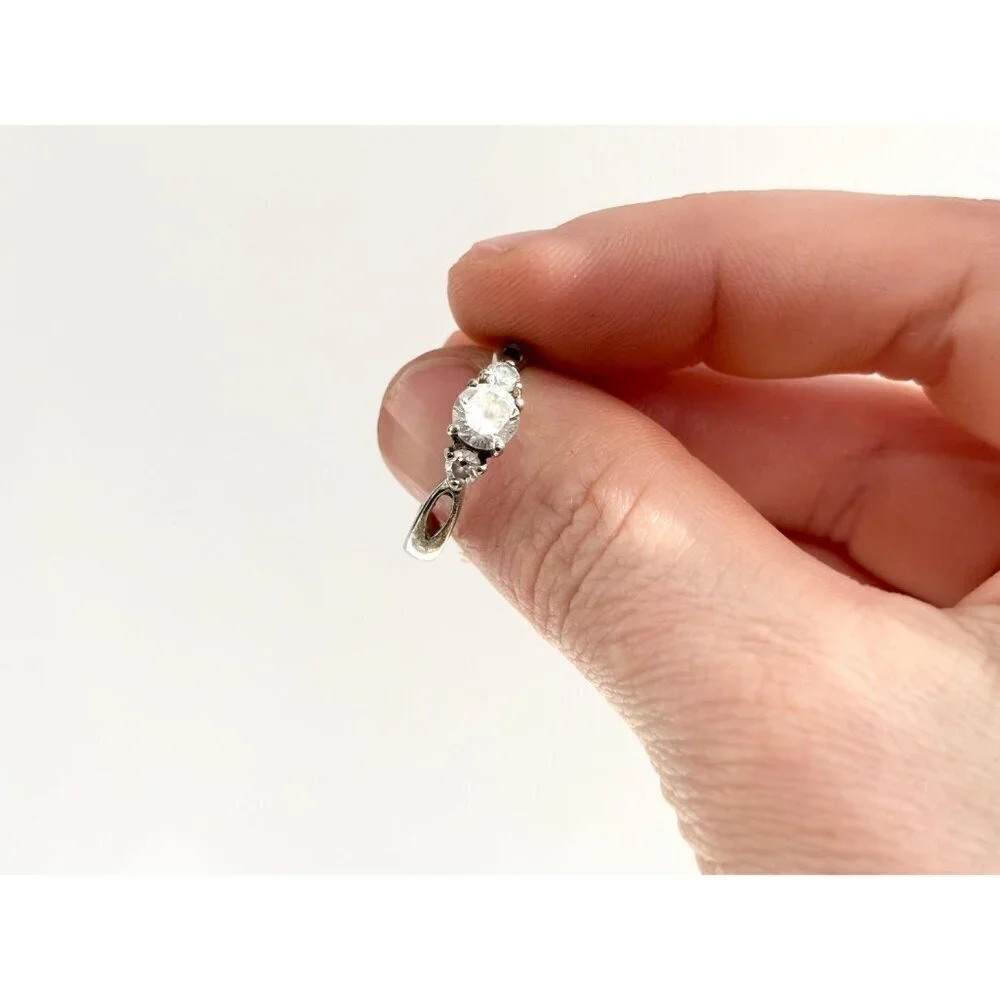Tripe Stone Round Cut Cubic Zirconia Ring Split Shank Ring - sz 9